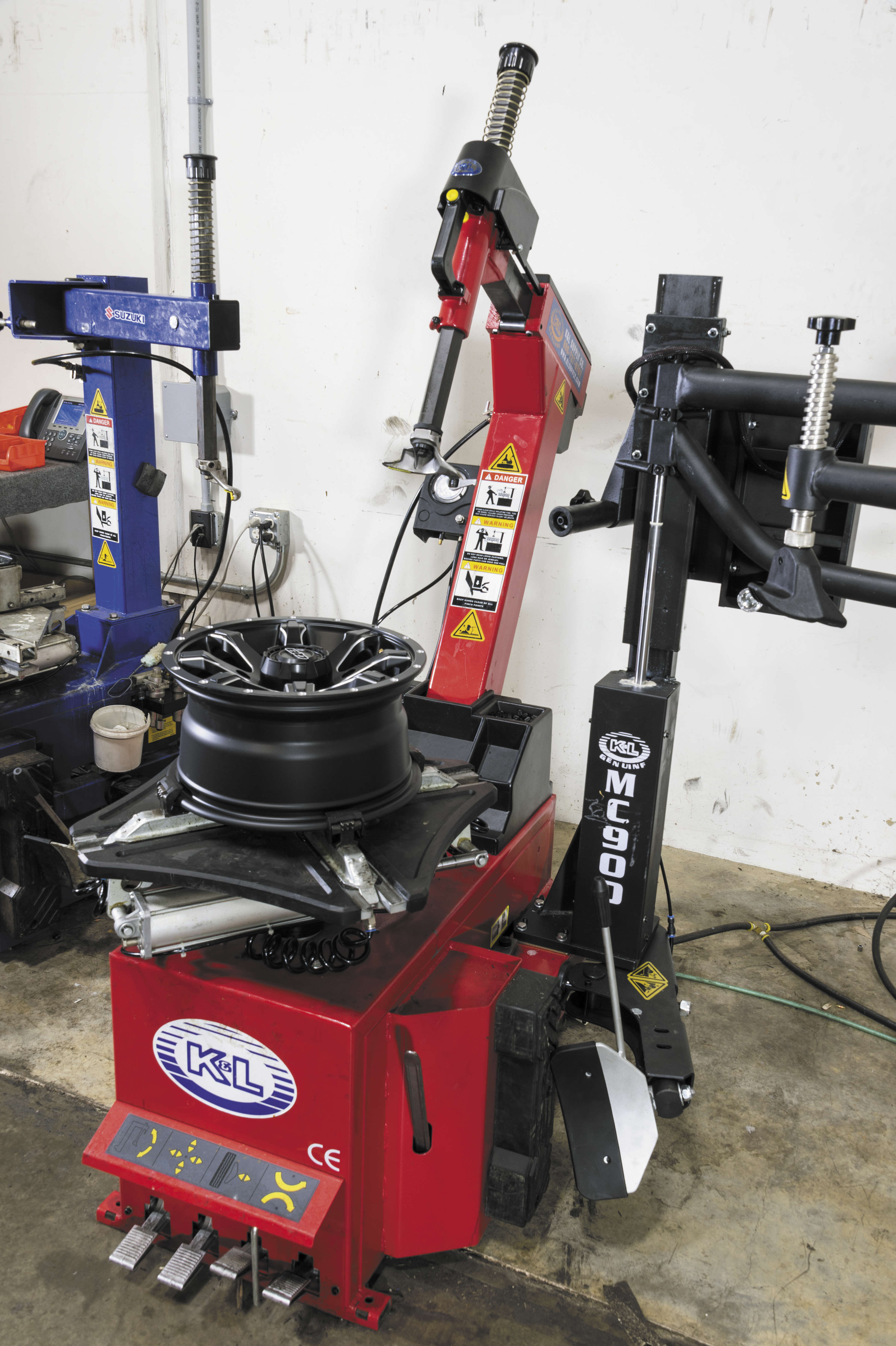 MC900 Tire Machine with Power Assist Arm - Red