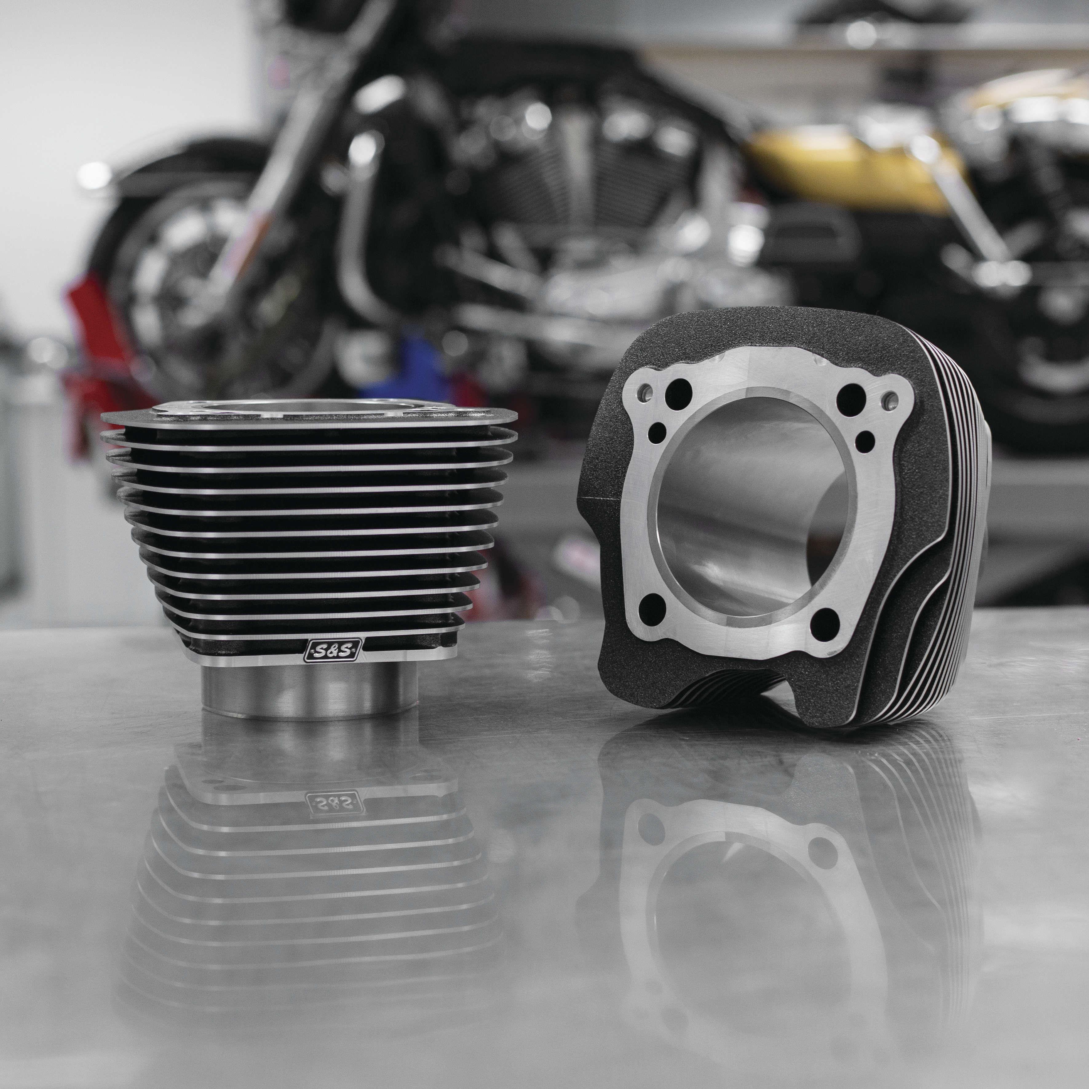 M8 124in. Big Bore Cylinder - 4.250 Bore, Highlighted Fins - Black Granite